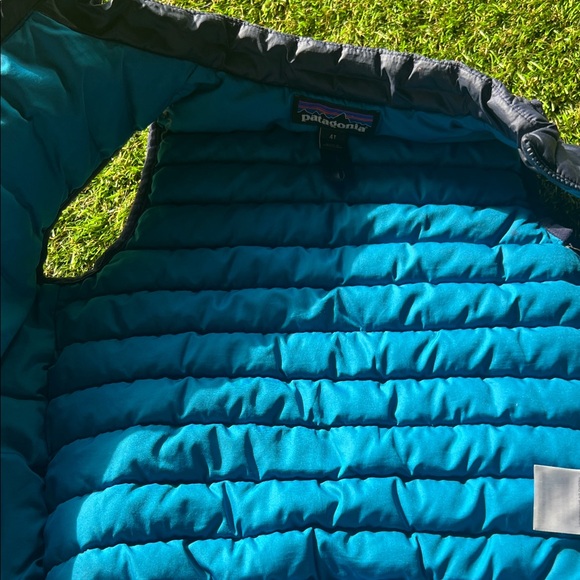 Patagonia Quilted Black Vest with Teal Accents - Picture 4 of 7